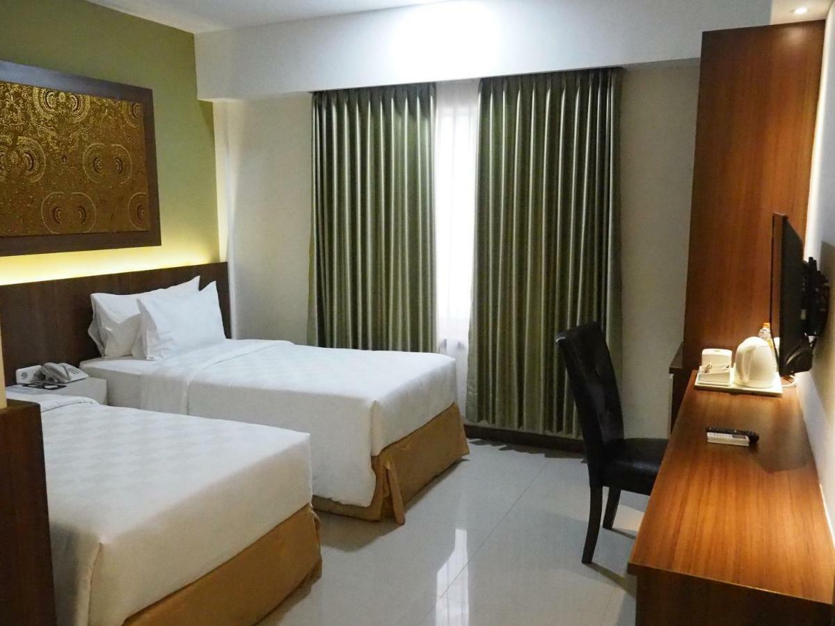 Luminor Hotel Banyuwangi By Wh Esterno foto