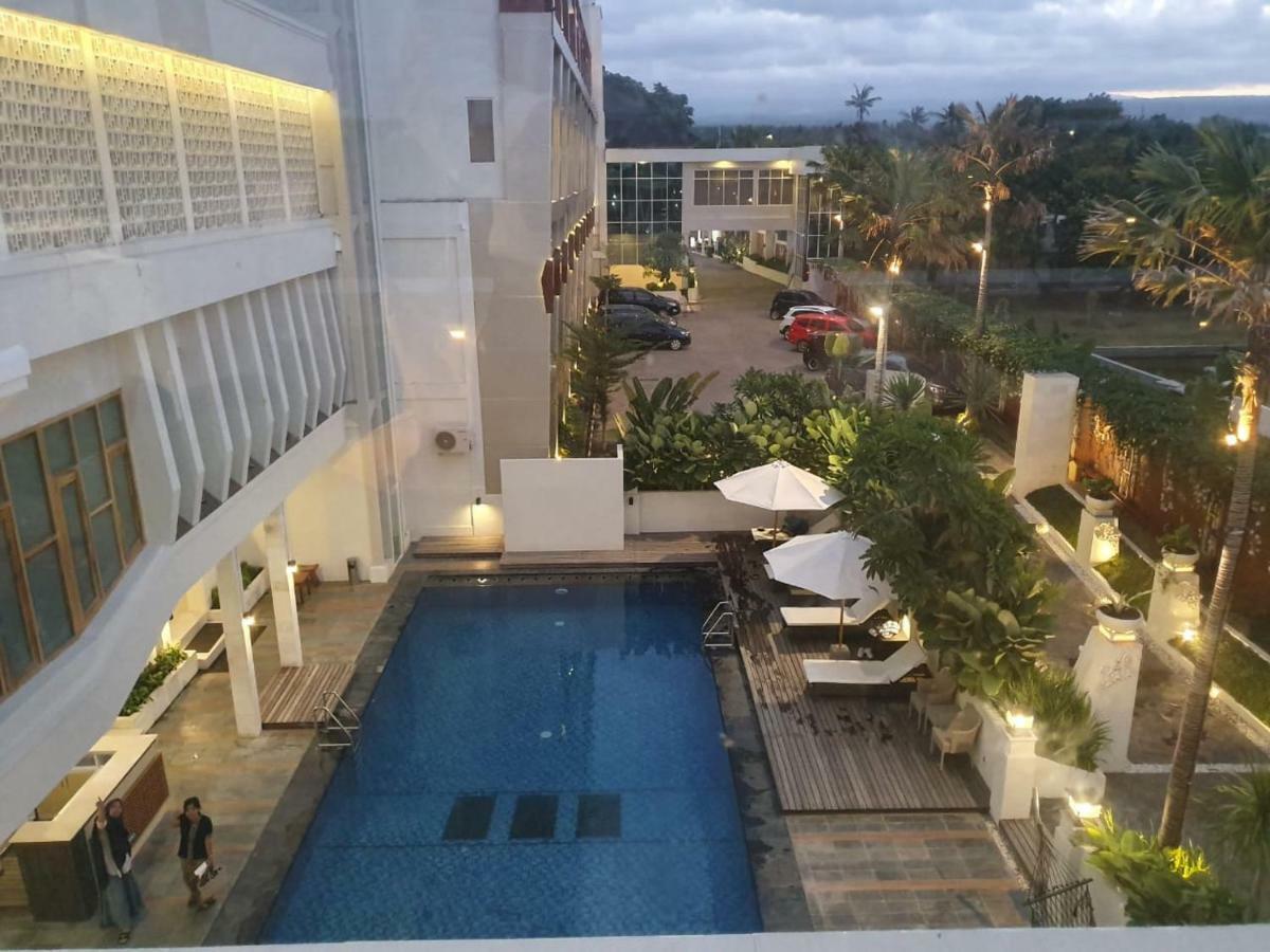 Luminor Hotel Banyuwangi By Wh Esterno foto