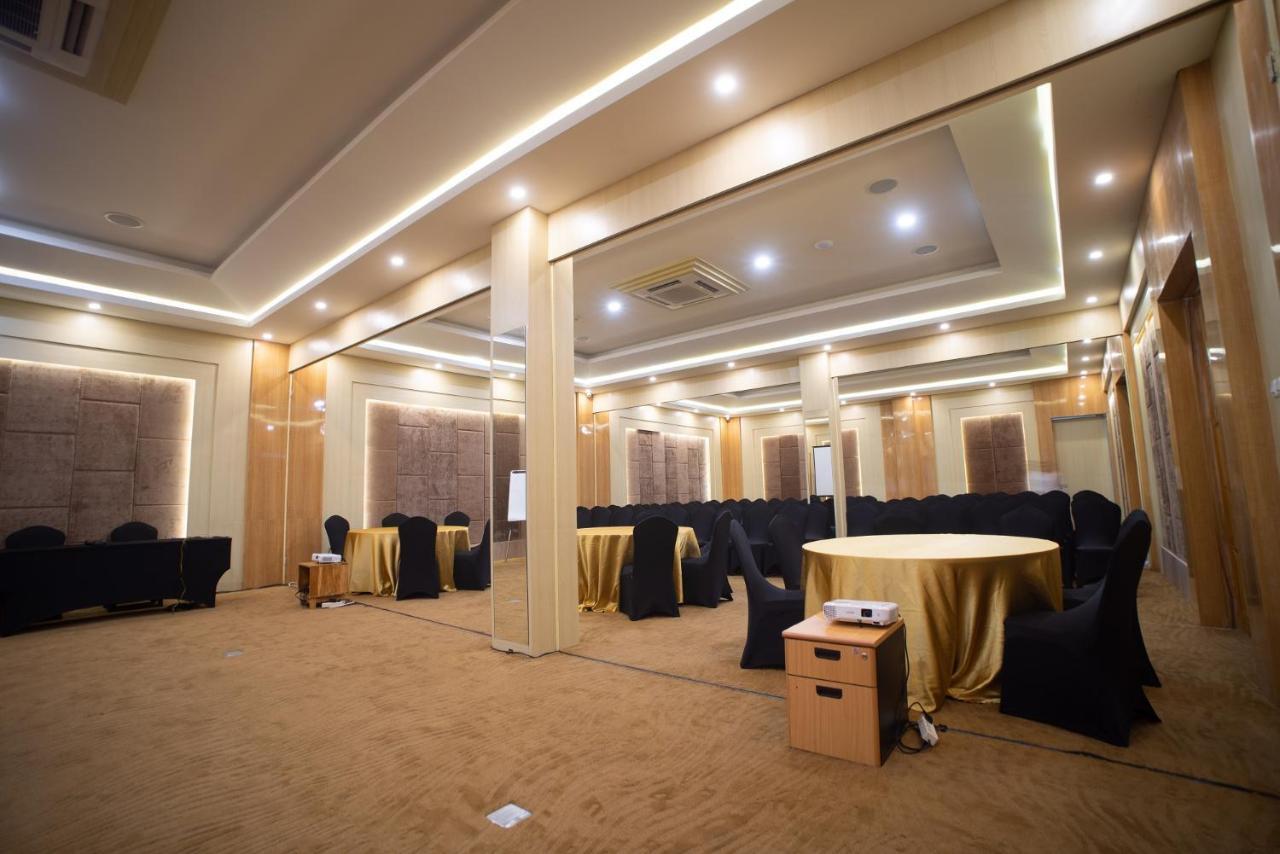 Luminor Hotel Banyuwangi By Wh Esterno foto